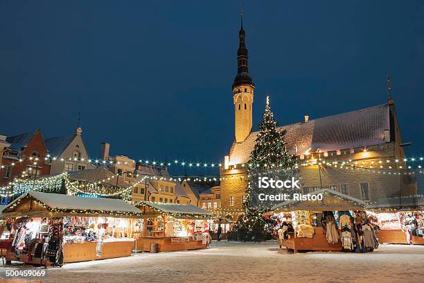 Mercado Navideño En Tallinn Estonia Foto de stock y más banco de imágenes de Tallinn - Tallinn, Mercado navideño, Navidad