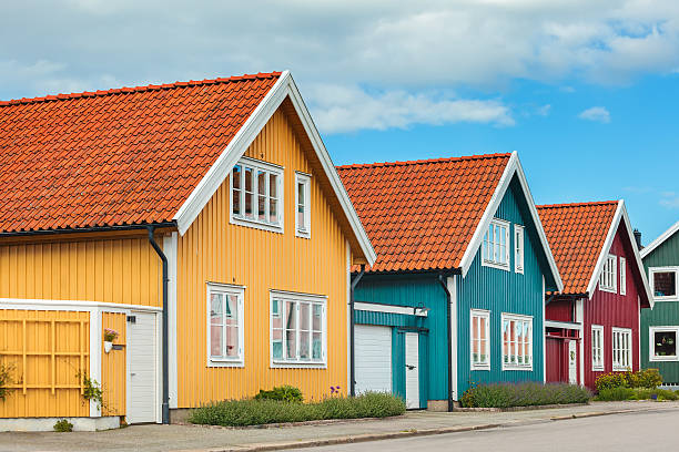 zabytkowe drewniane domy w karlskrona, szwecja - red cottage small house zdj�ęcia i obrazy z banku zdjęć