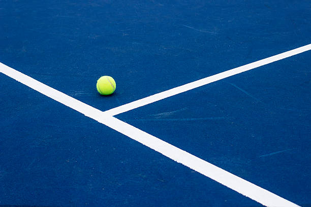 palla da tennis sul campo da tennis.  blu superficie dura. - toughness surface level court tennis foto e immagini stock