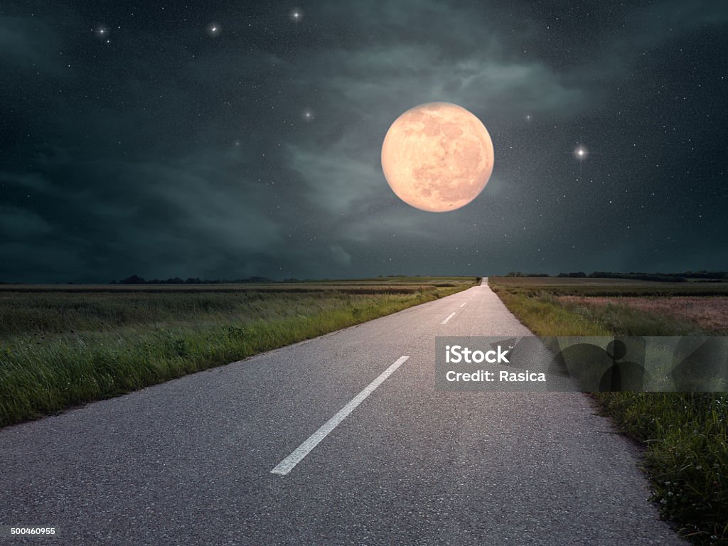 Guida su una strada verso la luna vuoto - Foto stock royalty-free di Luna