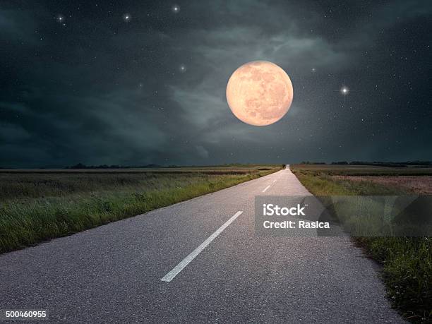 Guida Su Una Strada Verso La Luna Vuoto - Fotografie stock e altre immagini di Luna - Luna, Aperto, Campo