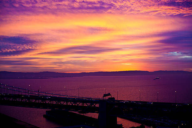 purple sonnenaufgang - bay bridge san francisco county san francisco bay area landscaped stock-fotos und bilder