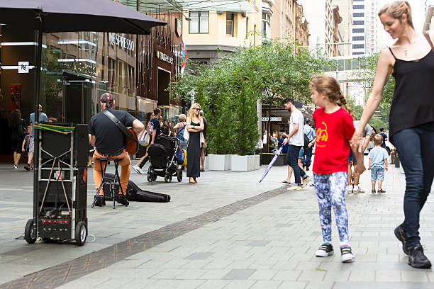 母と娘をお楽しみいただけます。地元のミュージシャン pitt street を実施 - pitt street mall ストックフォトと画像