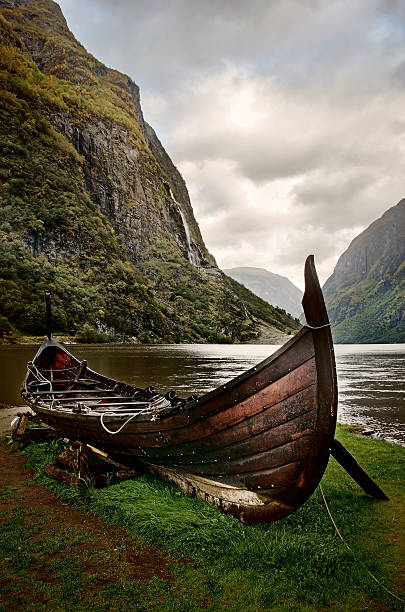 vieux bateau viking en sognefjord, norvège - flam aurlandsfjord sognefjord fjord photos et images de collection