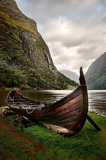 velho barco viking na sognefjord, noruega - flam aurlandsfjord sognefjord fjord - fotografias e filmes do acervo