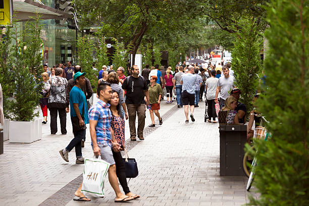 群衆の人々や旅行者には、ピットストリートモール - pitt street mall ストックフォトと画像