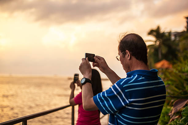 pessoas fotografias de waikiki beach pôr-do-sol com telefones celulares - smart phone iphone women mobile phone - fotografias e filmes do acervo