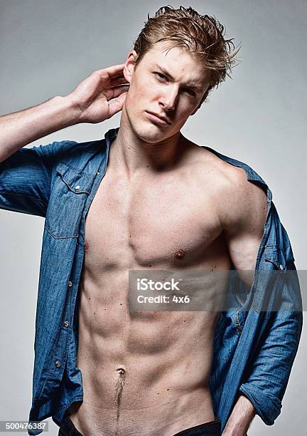 Foto de Atraente Homem Musculoso Em Pé e mais fotos de stock de 20 Anos - 20 Anos, Adulto, Bonito - pessoa