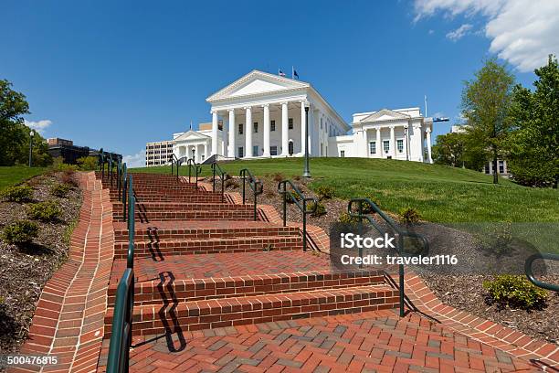 El Edificio Del Capitolio De Richmond Virginia Foto de stock y más banco de imágenes de Capitolio Estatal de Virginia - Capitolio Estatal de Virginia, Aire libre, Color - Tipo de imagen