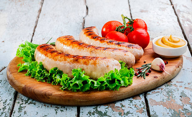 frango grelhado enchidos - sausage bratwurst barbecue grill barbecue imagens e fotografias de stock