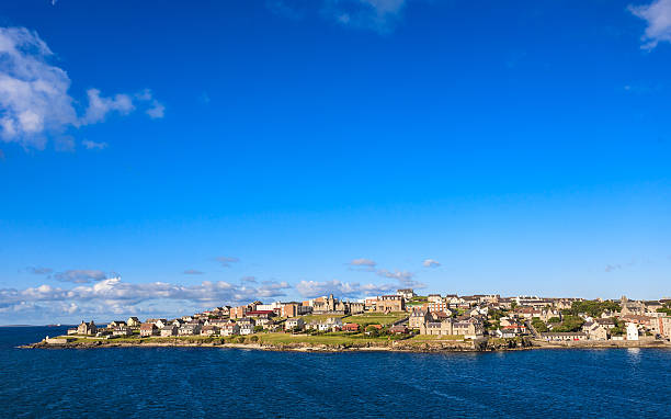 леруик центр города под голубое небо - shetland islands стоковые фото и изображения