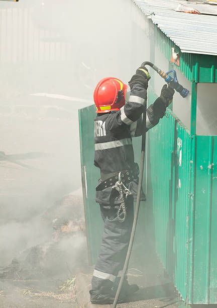 bombero en acción - natural disaster fire office fire department fotografías e imágenes de stock