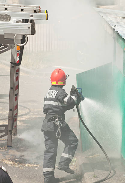 bombero en acción - natural disaster fire office fire department fotografías e imágenes de stock