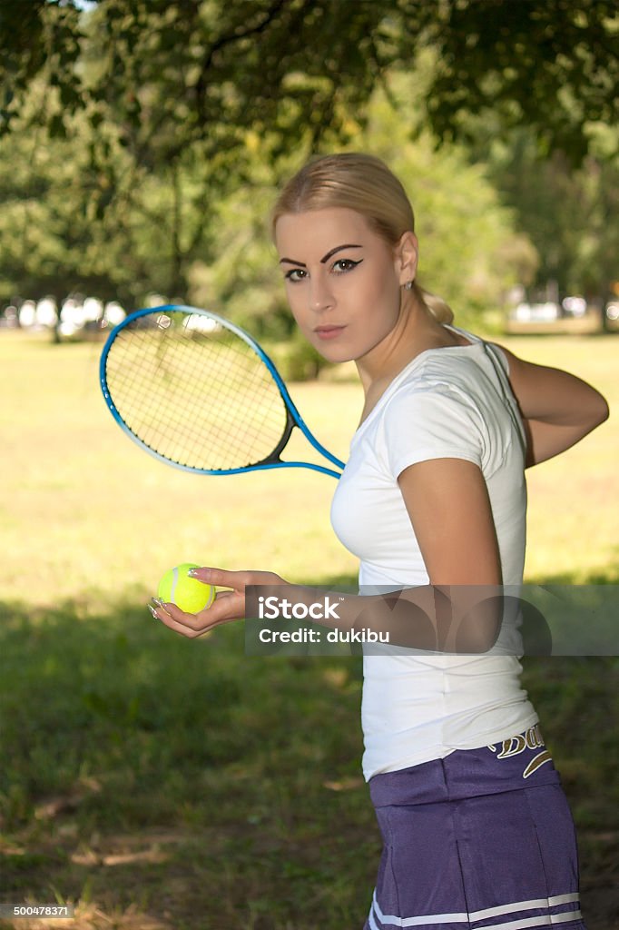 Donna giocare a tennis - Foto stock royalty-free di Abbigliamento sportivo