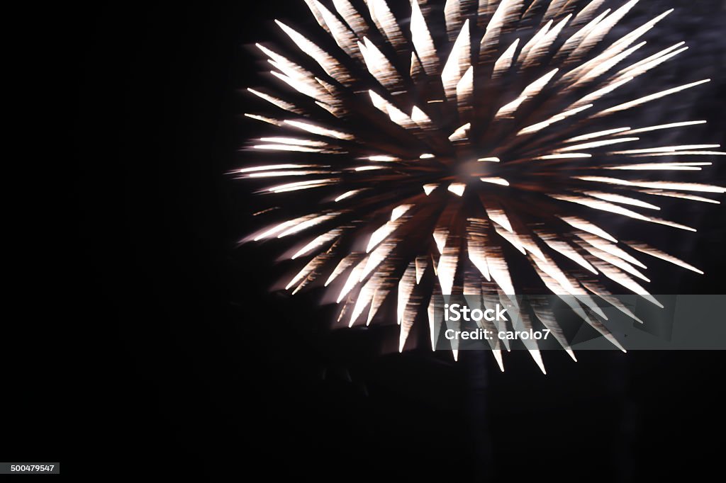 Fogos de artifício em branco contra o céu negro.  Espaço para texto.  Abstrato. - Foto de stock de Abstrato royalty-free