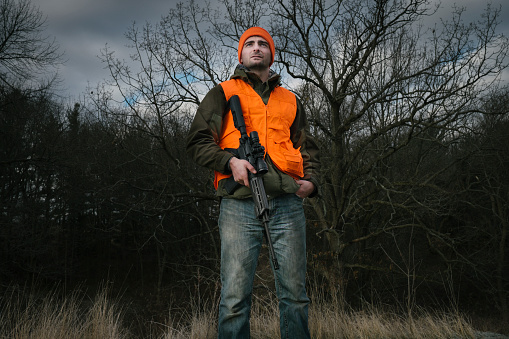 Hunter con un arma photo