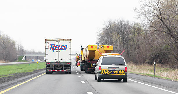 caminhão de carga extragrande trailers highway comboio - editorial safety in a row industry - fotografias e filmes do acervo