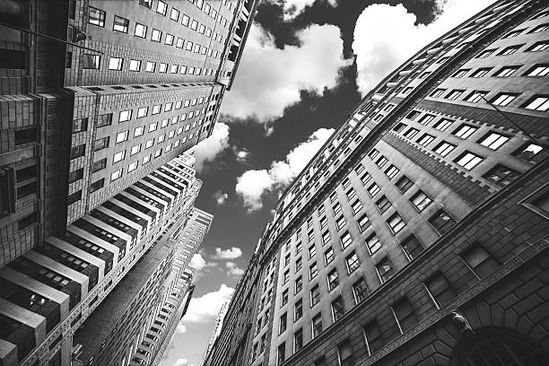 foto preto e branco de edifícios de manhattan, nyc. - wall street new york city street bank - fotografias e filmes do acervo