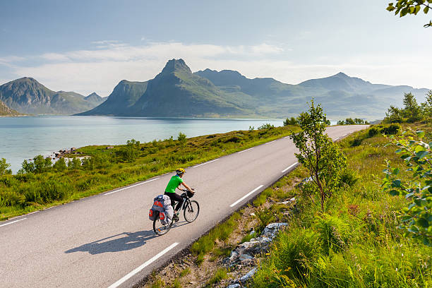 Rowerze w Norwegii przeciwko malowniczy krajobraz – zdjęcie