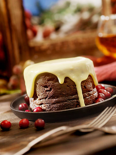 pudding bożonarodzeniowy z sosem custard - food still life sweet food pudding zdjęcia i obrazy z banku zdjęć