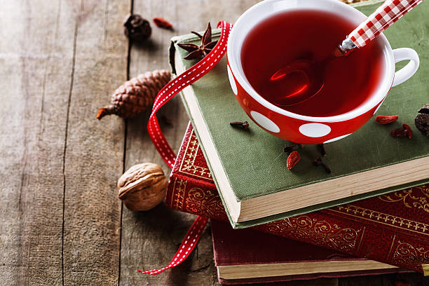 photos instagram à la recherche de tasse de thé et de livres vintage. - rooibos tea red indoors still life photos et images de collection