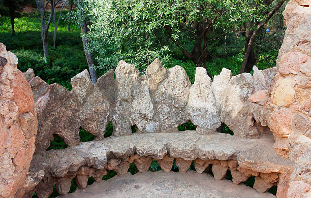 panchina nel parco guell, progettati da antoni gaudí, barcellona. spagna. - antonio gaudi outdoors horizontal barcelona foto e immagini stock