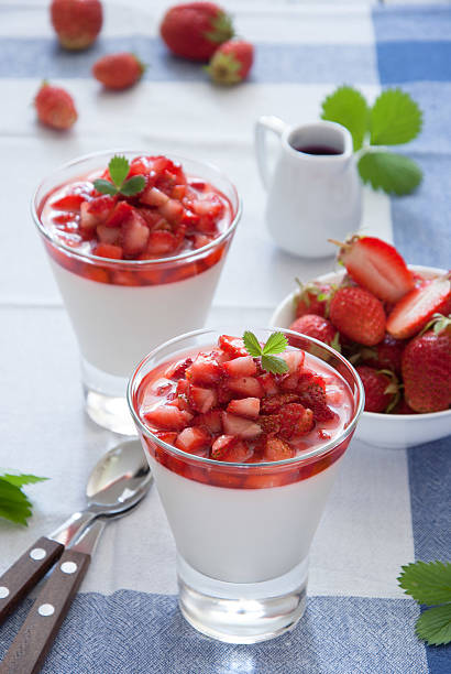 fraise panna cotta - chandler strawberry photos et images de collection