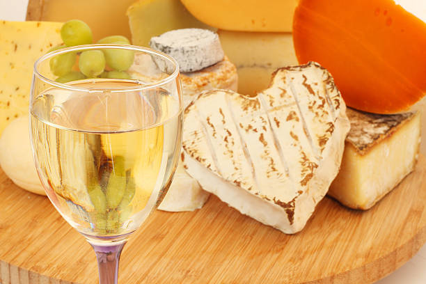 französische käse und wein - morbier stock-fotos und bilder