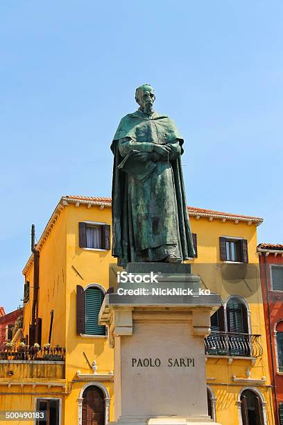 Estatua De Poeta Paolo Sarpi En Venecia Italia Foto de stock y más banco de imágenes de Adulto - Adulto, Aire libre, Antiguo