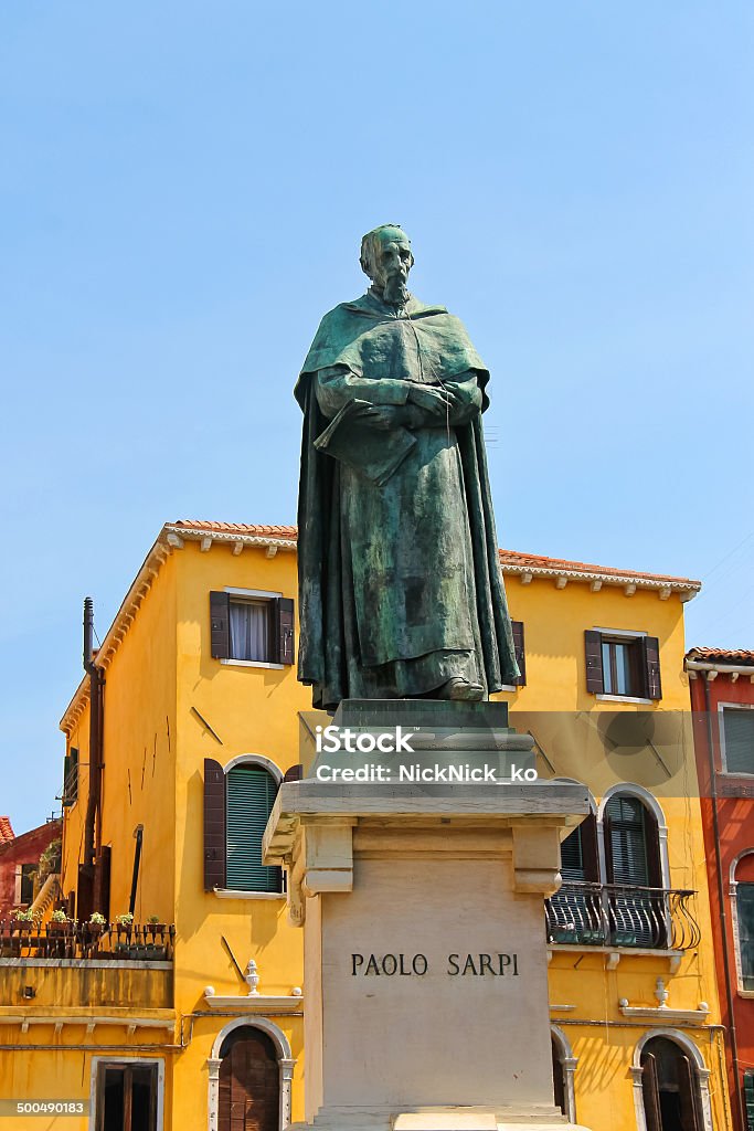 Statue Поэт Paolo Sarpi в Венеции, Италия - Стоковые фото Архитектура роялти-фри