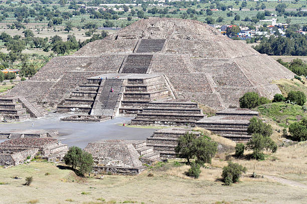 istock Pyramids of Teotihuacan 500490306