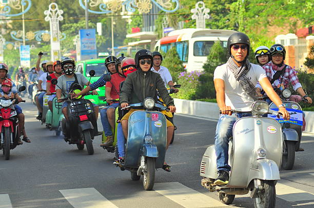 vespa, skuter parada przez na ulicy" - retro revival couple men elegance zdjęcia i obrazy z banku zdjęć