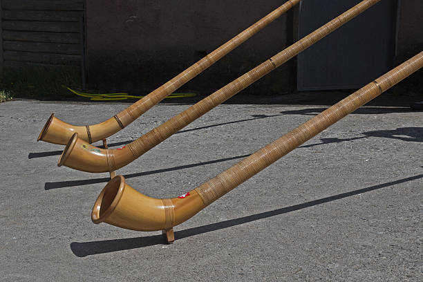 Alpehorns in a row