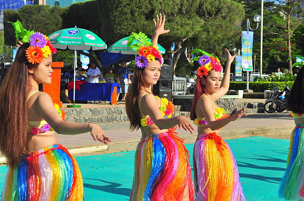 junges mädchen tänzer sind durch eine sport-tanz - hawaii islands luau hula dancing hawaiian culture stock-fotos und bilder