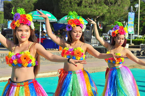 junges mädchen tänzer sind durch eine sport-tanz - hawaii islands luau hula dancing hawaiian culture stock-fotos und bilder