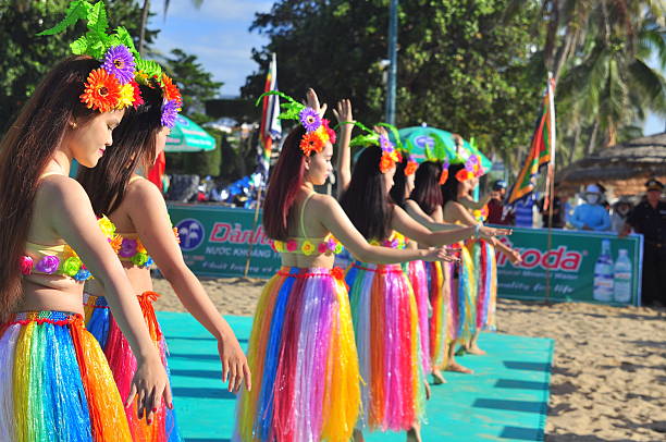 junges mädchen tänzer sind durch eine sport-tanz - hawaii islands luau hula dancing hawaiian culture stock-fotos und bilder