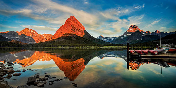 nuevo día queda - montana us glacier national park usa glacier fotografías e imágenes de stock