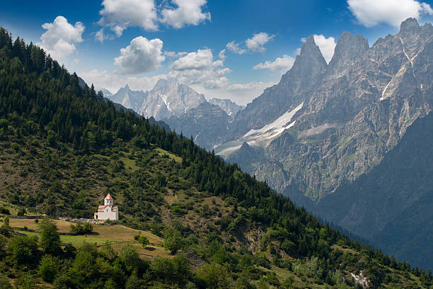 kaukasus mountines mit wiew kleinen mestia church in der nähe - top wiew stock-fotos und bilder