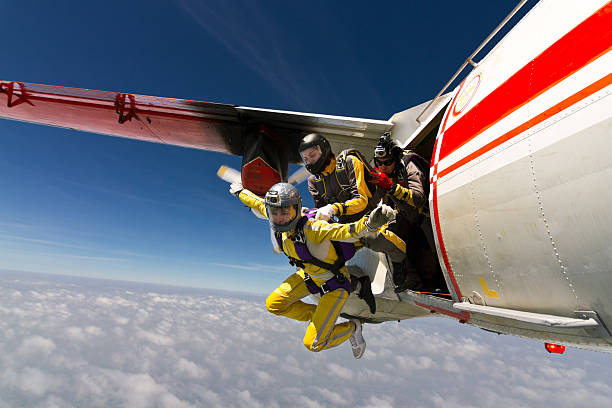 skydiving foto. - skydiving parachuting extreme sports airplane foto e immagini stock