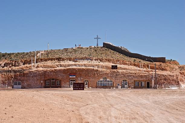 église orthodoxe serbe métro, coober pedy, australie - coober pedy photos et images de collection