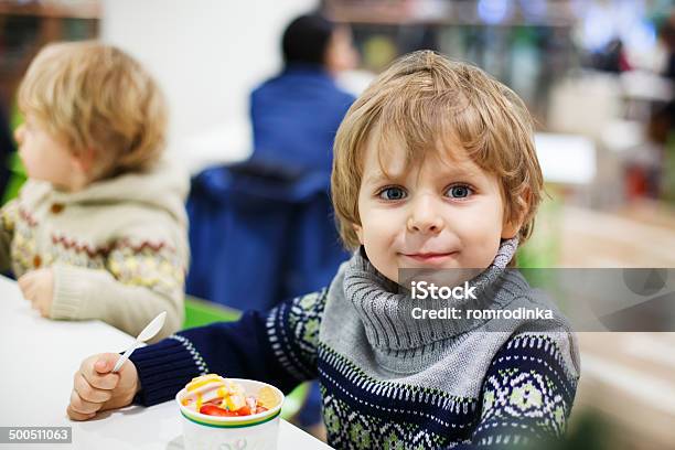 Kleines Blondes Kleinkind Junge Essen Eis Iin Shopping Mall Stockfoto und mehr Bilder von 12-17 Monate
