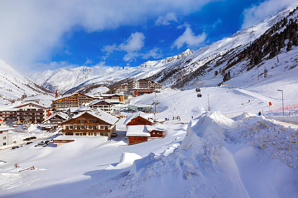 mountain ski resort obergurgl-hochgurgl austria - ski resort austria village winter fotografías e imágenes de stock