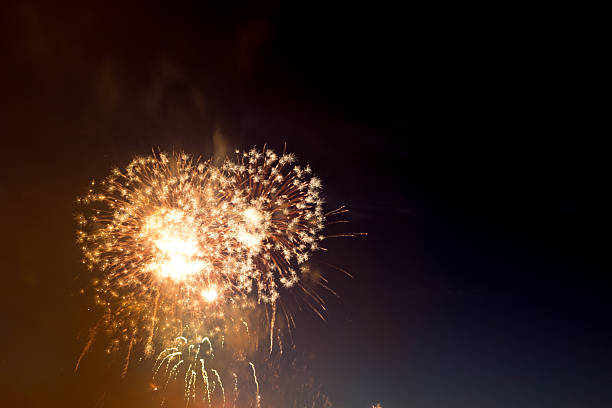 coloratissimi fuochi d'artificio nel cielo scuro, dimostri durante una celebrazione - firework display pyrotechnics fourth of july celebration foto e immagini stock