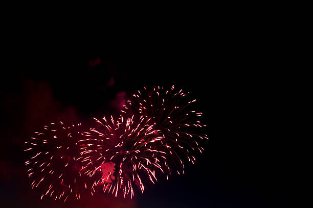 bella fuochi d'artificio nel cielo notturno estate - firework display pyrotechnics celebration fourth of july foto e immagini stock