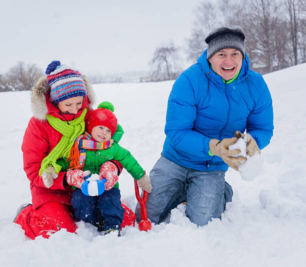 istock Family having fun in snow 500515728