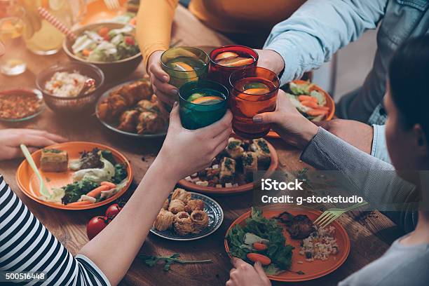 Salud Para Nosotros Foto de stock y más banco de imágenes de Amistad - Amistad, Brindar, Mesa de comedor