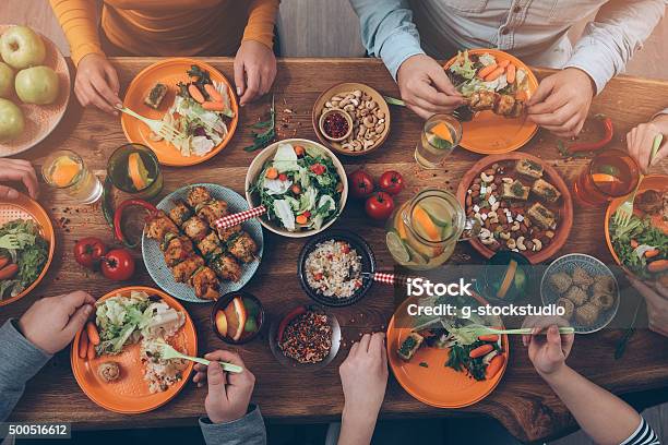 Genießen Sie Ein Abendessen Mit Freunden Stockfoto und mehr Bilder von Esstisch - Esstisch, Speisen, Tisch