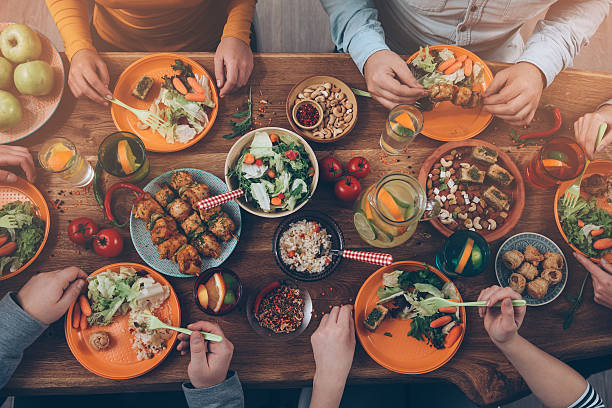 desfrutar o jantar com amigos. - mesa de jantar - fotografias e filmes do acervo