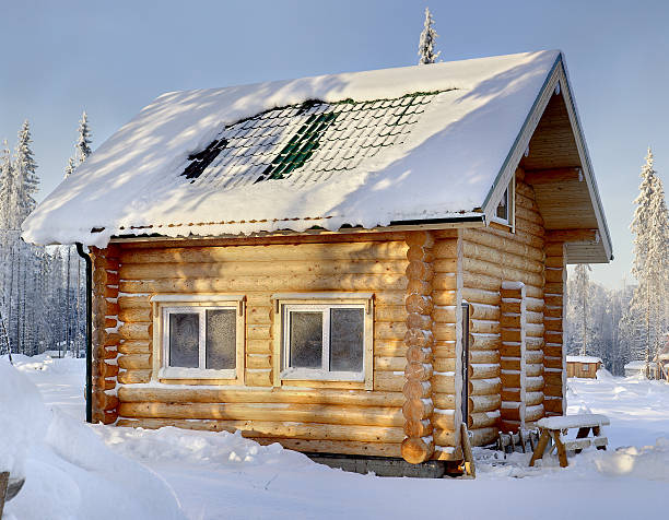 nova sauna de madeira russo em um dia ensolarado de inverno. - lumber industry cold day forest imagens e fotografias de stock