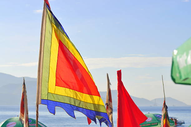 vietnamita tradicional flags são pendurados em - playing golf - fotografias e filmes do acervo